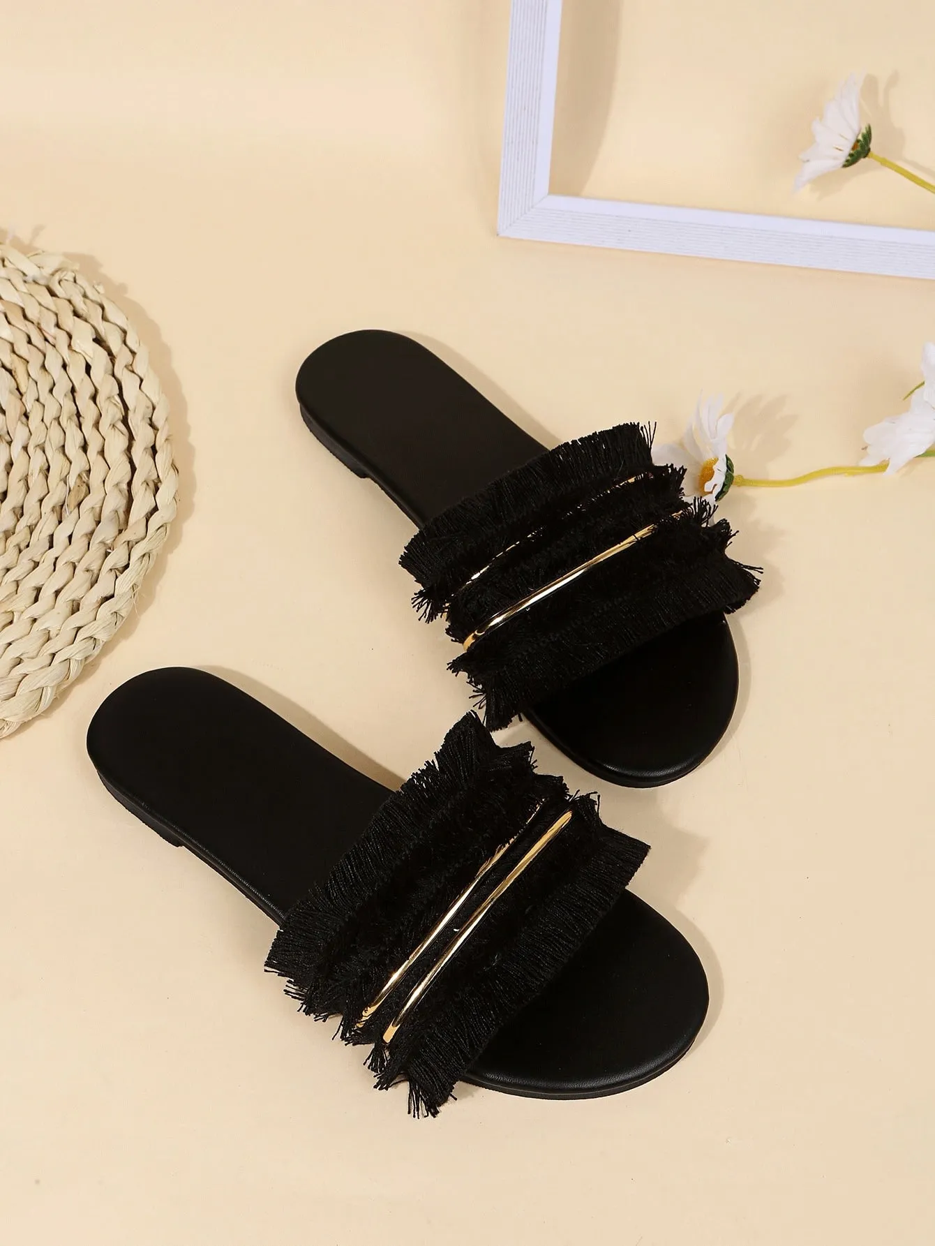 Metal Decor Fringe Design Sandals