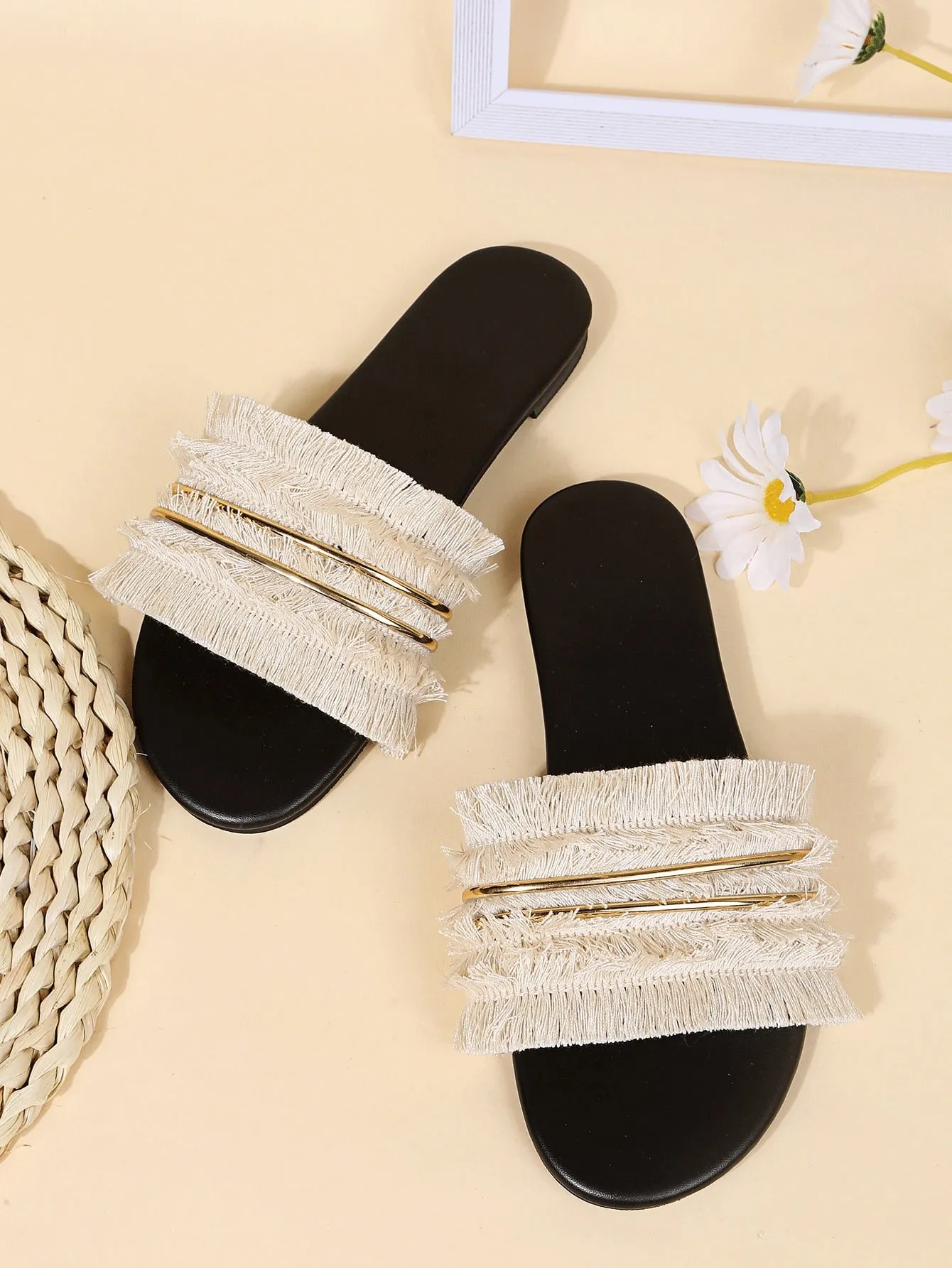Metal Decor Fringe Design Sandals
