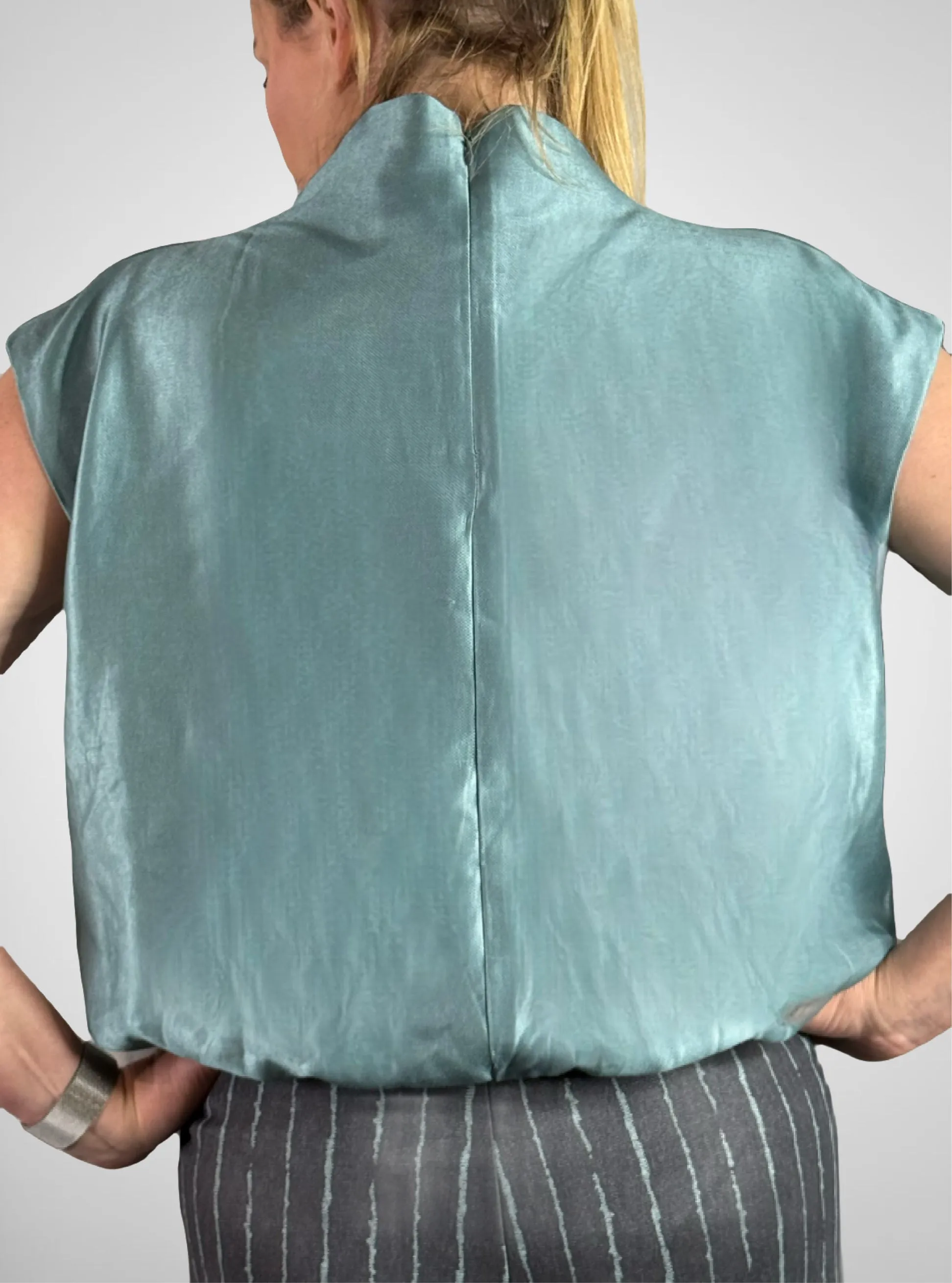 Mock Neck Sleeveless Balloon Top